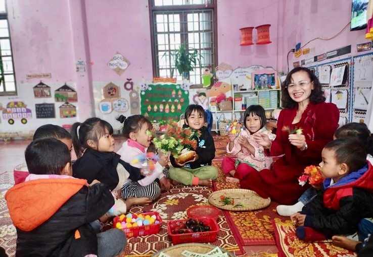 Lương chỉ 4 triệu, cô giáo vùng khó vẫn giữ lớp, nuôi trẻ bằng mô hình 'bán trú dân nuôi'