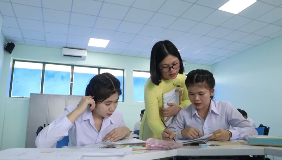 Người 'gieo mầm' tri thức, vun đắp tình yêu tiếng Việt cho du học sinh Lào