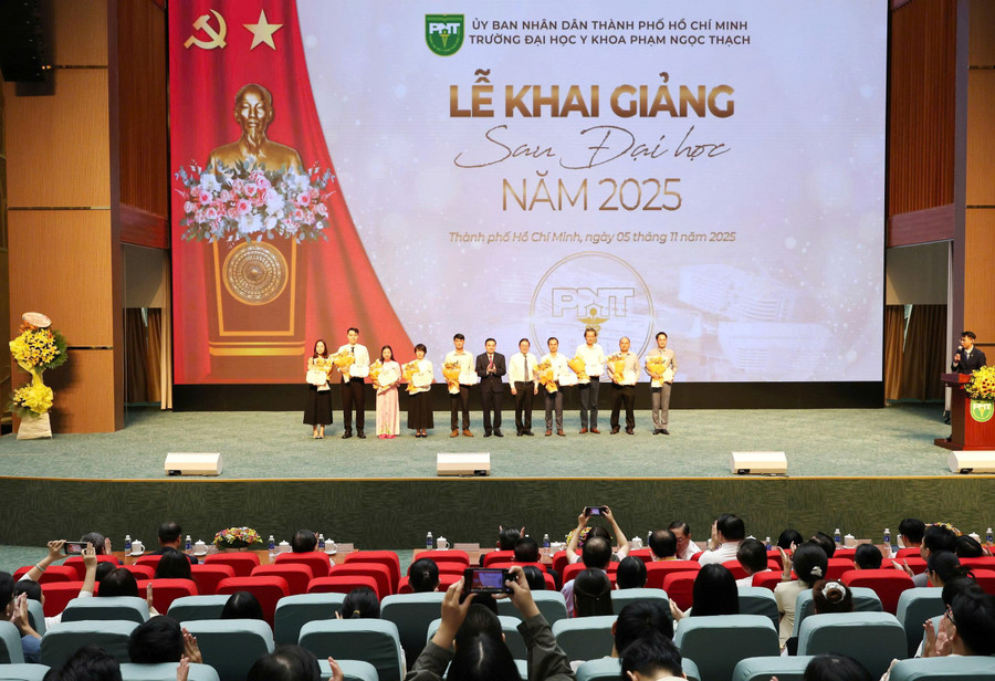 Trường ĐH Y khoa Phạm Ngọc Thạch tuyên dương 12 thủ khoa đầu vào sau đại học