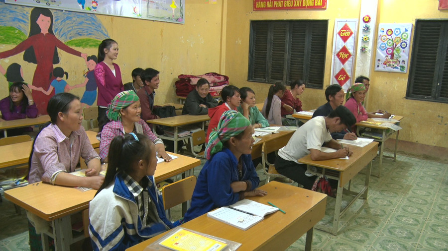 Bứt phá trong phổ cập giáo dục, xóa mù chữ vùng dân tộc thiểu số