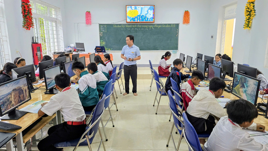 Thầy giáo ở Quảng Trị 'cõng' công nghệ đến những lớp học giữa đại ngàn