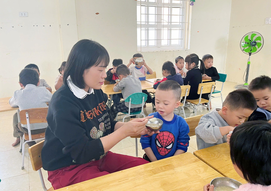 Dấu chân không mỏi của nữ Hiệu trưởng nơi vùng biên Thanh Hoá