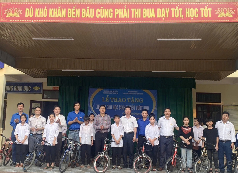 Thầy giáo miệt mài gieo chữ, gieo tâm cho học trò dân tộc vùng biên Hà Tĩnh