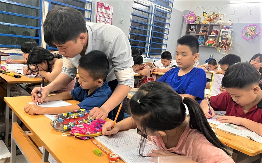 Thầy giáo 9X thắp hy vọng cho trẻ em nghèo