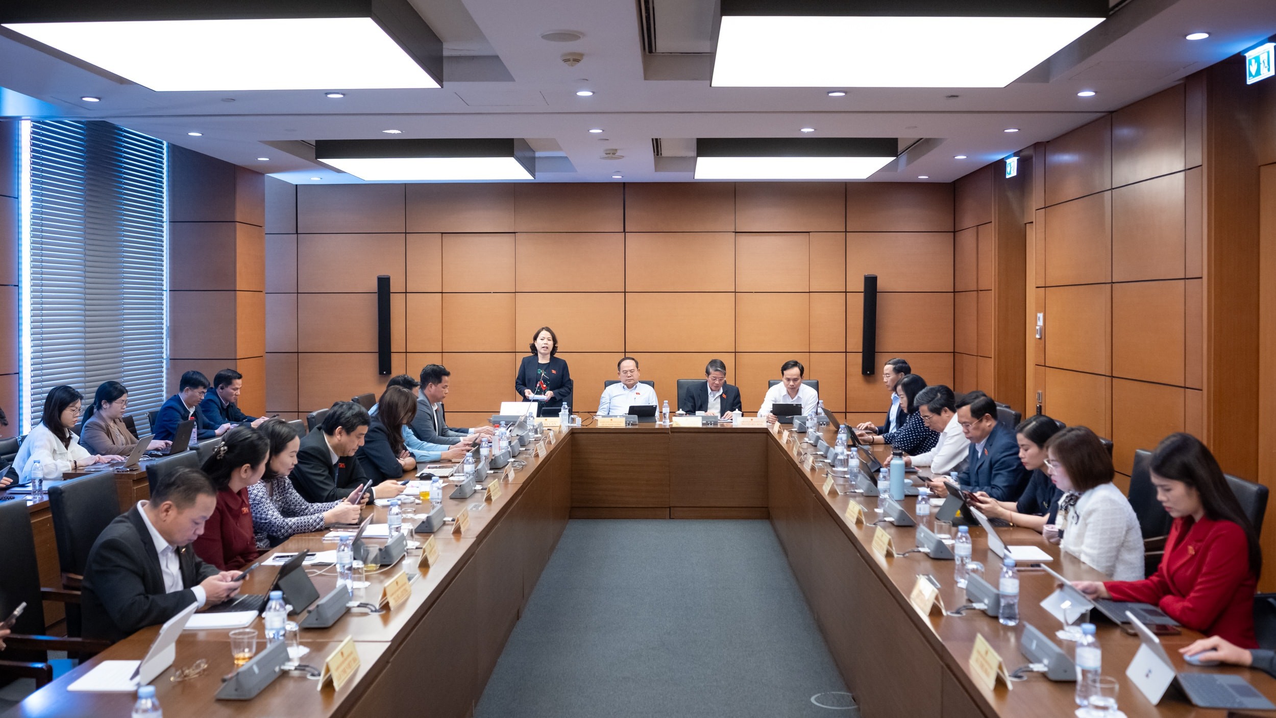 Liên quan đến nguồn lực, cân nhắc lộ trình mục tiêu 100% cơ sở giáo dục đưa tiếng Anh thành ngôn ngữ thứ hai