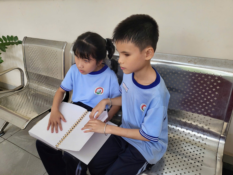 Người thầy 37 năm 'nhắm mắt' mở lối tri thức cho học trò khiếm thị