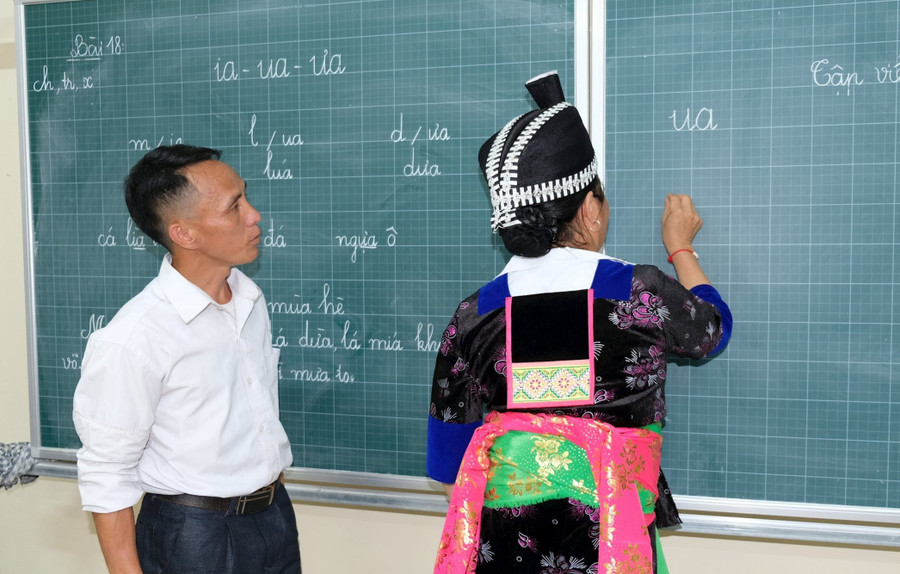Thầy giáo người Mông với tâm niệm ‘phải dạy cho mọi người biết chữ’