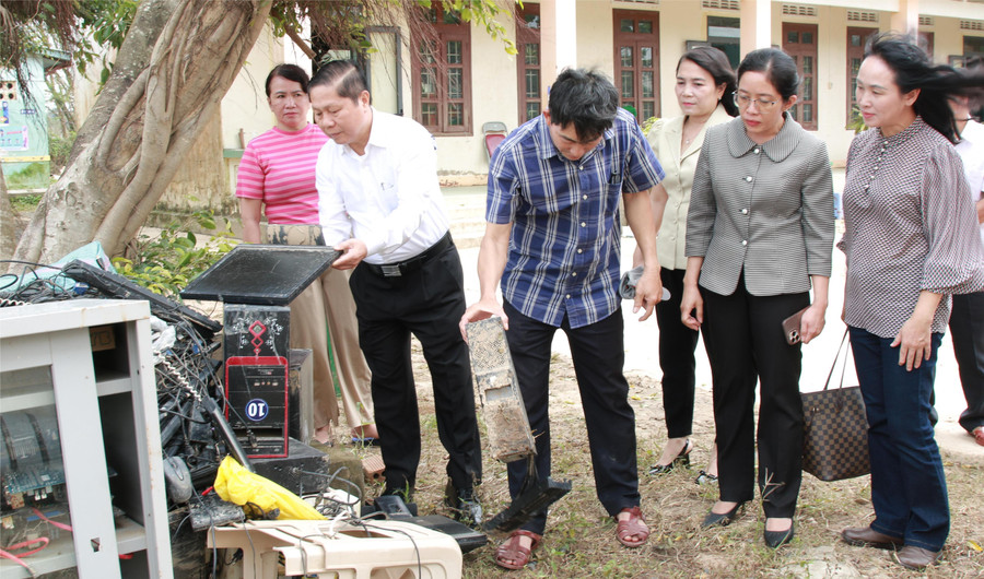 Thứ trưởng Lê Tấn Dũng thăm, động viên trường học vùng bão lũ tại Đắk Lắk