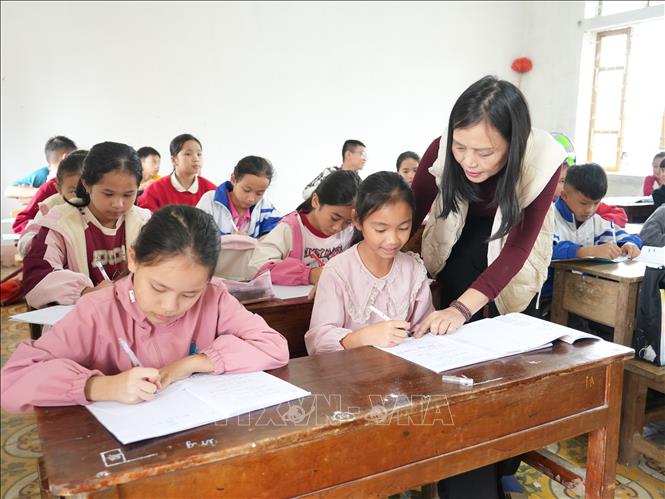 Lớp học tình thương nơi rốn lũ