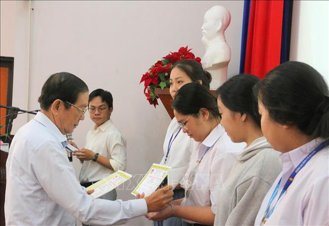 Trao 870 suất học bổng cho học sinh, sinh viên nghèo hiếu học