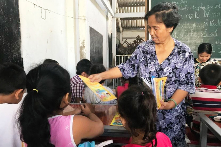 'Bà giáo' dành trọn cuộc đời nâng bước học trò nghèo