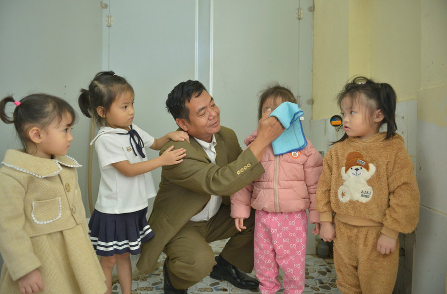 Những 'ông bố' mầm non giữa đại ngàn: Gieo chữ dưới gầm nhà sàn