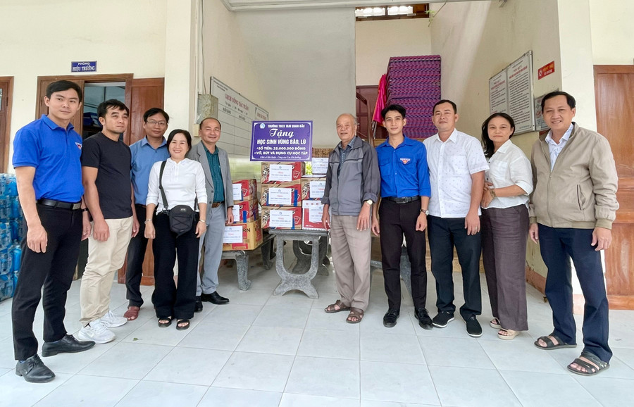 'Chung một tấm lòng' nâng bước học trò vùng lũ