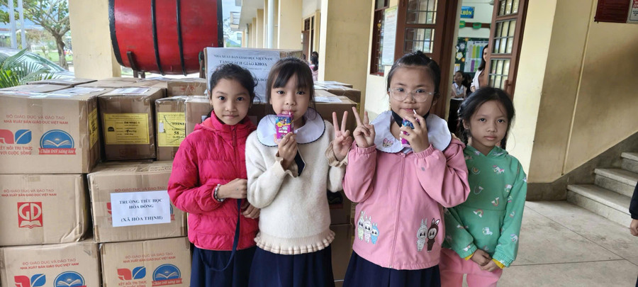 Sách giáo khoa đã đến tay học sinh xã vùng lũ Hòa Thịnh, Đắk Lắk