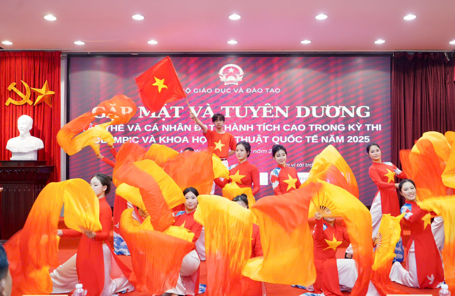 Bộ GD&ĐT gặp mặt, tuyên dương học sinh Olympic và KHKT quốc tế năm 2025