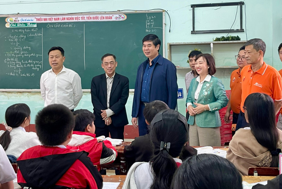 Thứ trưởng Bộ GD&ĐT Lê Quân động viên các trường học vùng bão lũ tại Gia Lai