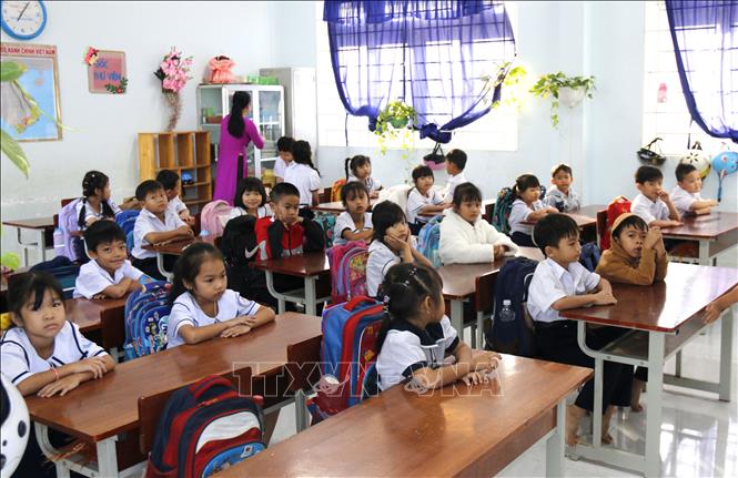 Học sinh khu vực bị ảnh hưởng mưa lũ ở Lâm Đồng đi học trở lại