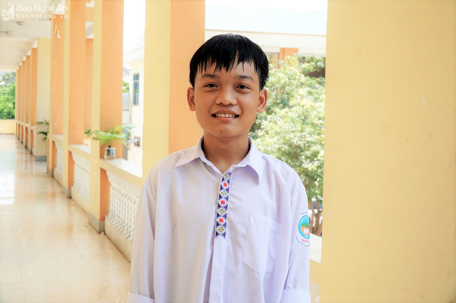 Nam sinh truyền cảm hứng 'được học' đến các bạn vùng cao dân tộc thiểu số