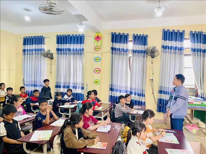 Nâng bước học trò dân tộc Chứt giữa đại ngàn