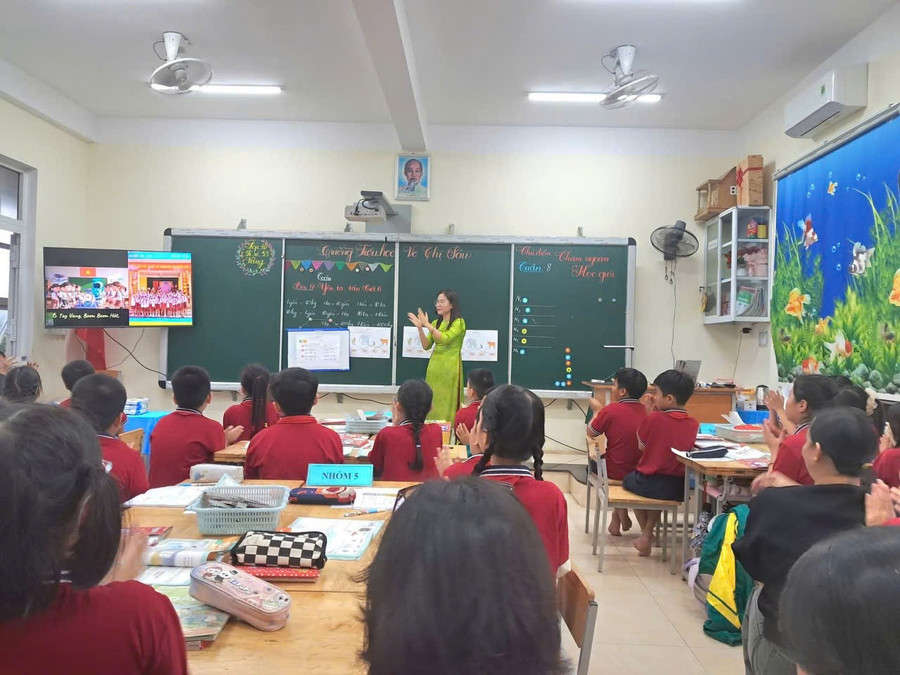 Nữ giáo viên Quảng Trị truyền cảm hứng từ bảng phấn đến không gian số