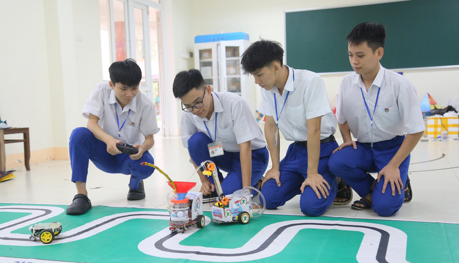 Từ đam mê robot đến giải Nhất sân chơi công nghệ