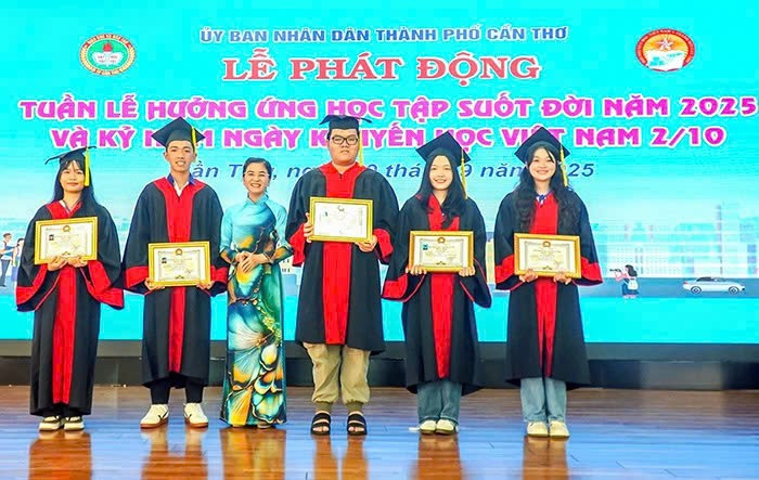 Trao cơ hội học tập, giữ vững con chữ cho vùng sông nước