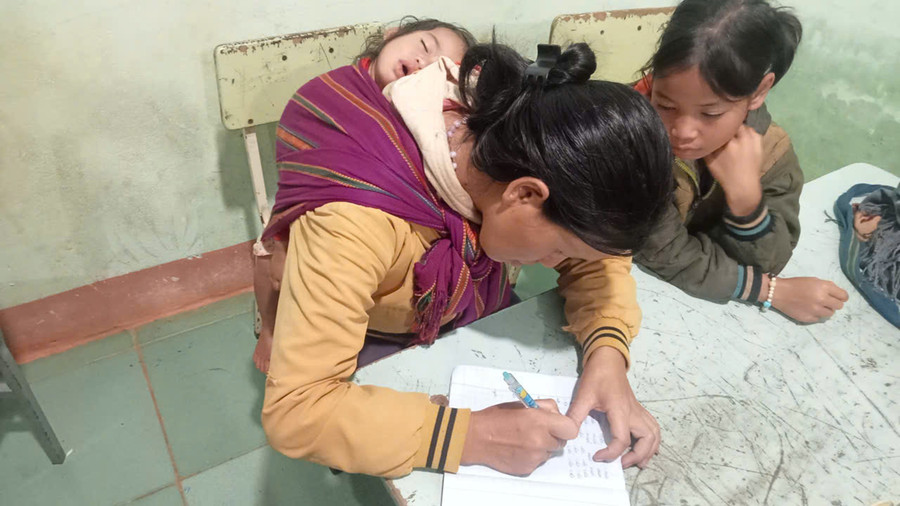 Cô giáo vùng cao thắp sáng con chữ ở thôn Ngọc Leang