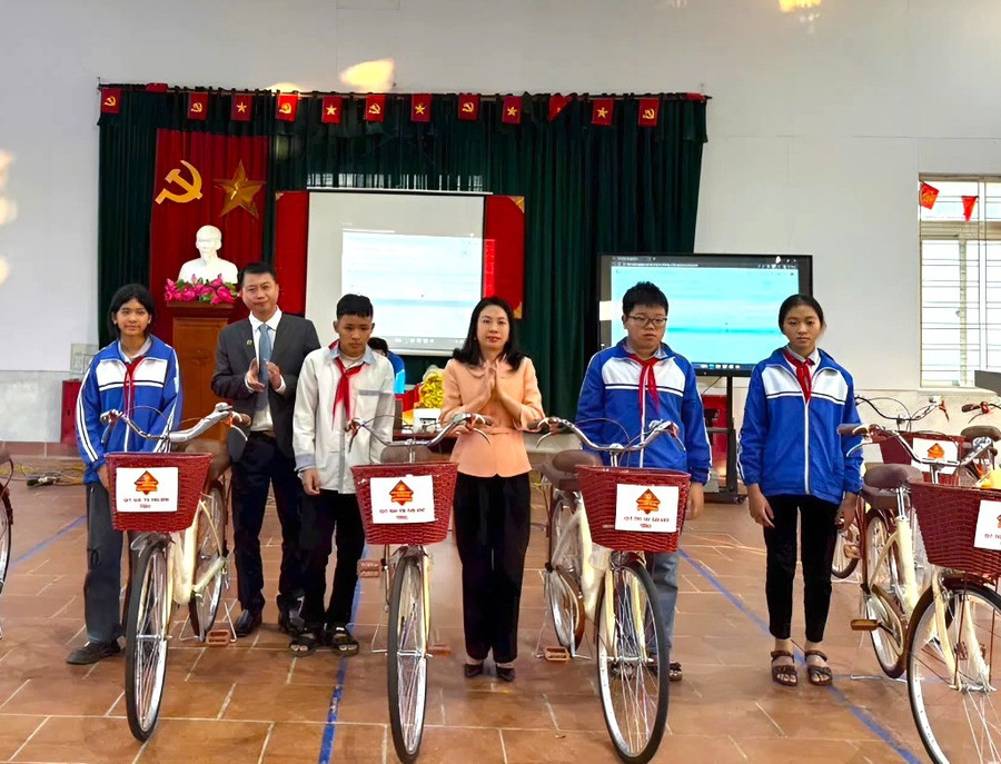 Hành trình "Nâng bước em đến trường" tiếp sức học sinh có hoàn cảnh khó khăn