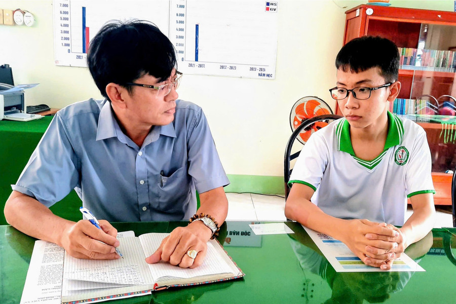 Người thầy 'yêu nghề giáo, đam mê nghề báo'