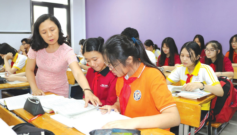  Mức hưởng phụ cấp ưu đãi của giảng viên dạy môn Giáo dục chính trị? 