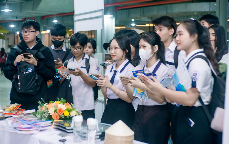 Gần 10.000 học sinh tìm hướng đi tương lai tại ngày hội tuyển sinh 2026