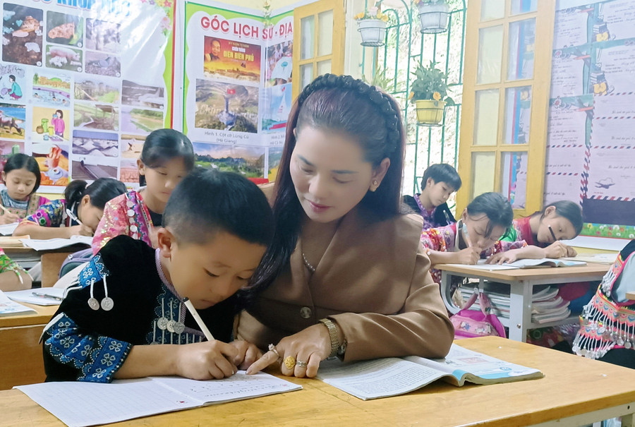 Ba thập niên giữ lớp, giữ trò ở vùng biên