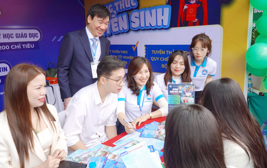  Cơ sở đào tạo tự chịu trách nhiệm về phương thức tuyển sinh và tổ hợp xét tuyển 