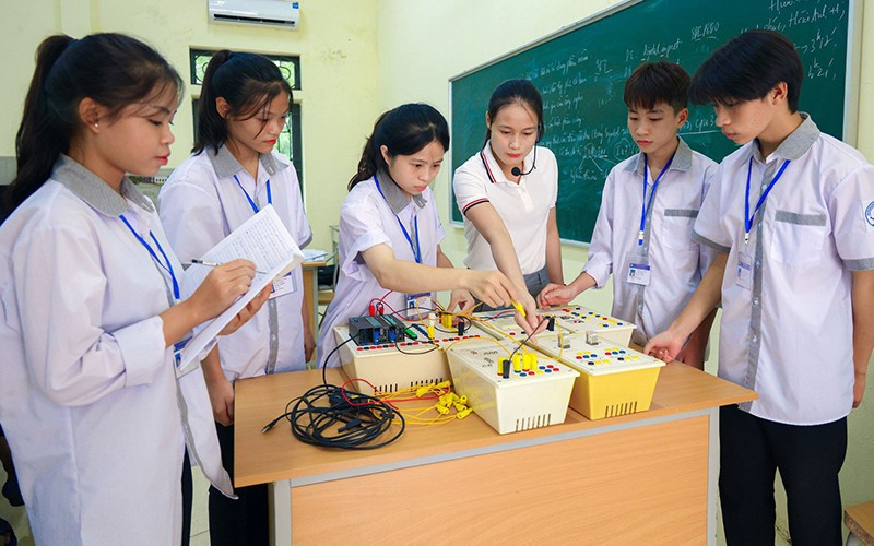  Chế độ làm việc giáo viên GD thường xuyên: Hoàn thiện pháp lý, khơi thông động lực 