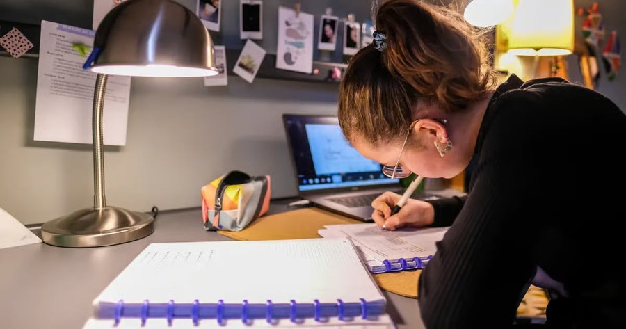 Học sinh nhập cư tại Mỹ học trực tuyến trong nỗi lo trục xuất