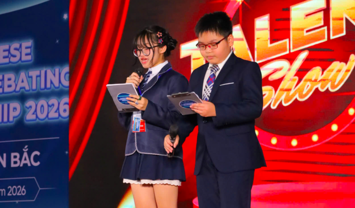 Từ sân khấu MC đến bàn tranh biện tiếng Anh của cô bé giành cú đúp huy chương vàng