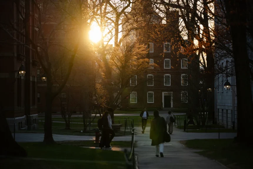 Harvard bị cấm tuyển sinh quốc tế, gần 7.000 du học sinh có thể bị trục xuất