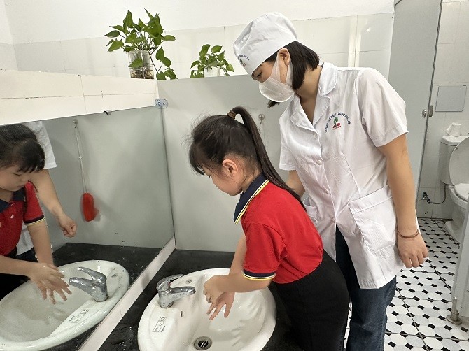 Trường học được yêu cầu chủ động ứng phó khi số ca tay chân miệng tăng mạnh